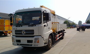 Camion de Dongfeng Kingrun DFL1120 avec l'exportation de grue à Cuba